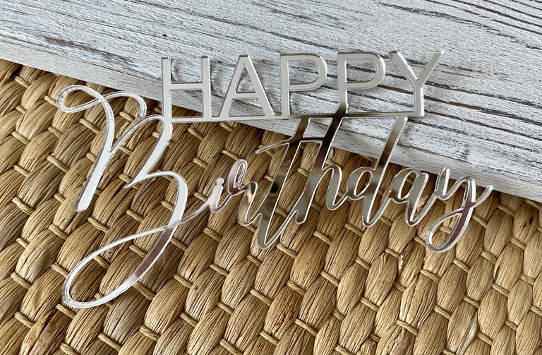 Topper Happy Birthday na bok tortu 13x7,5 srebne Plexi (2)