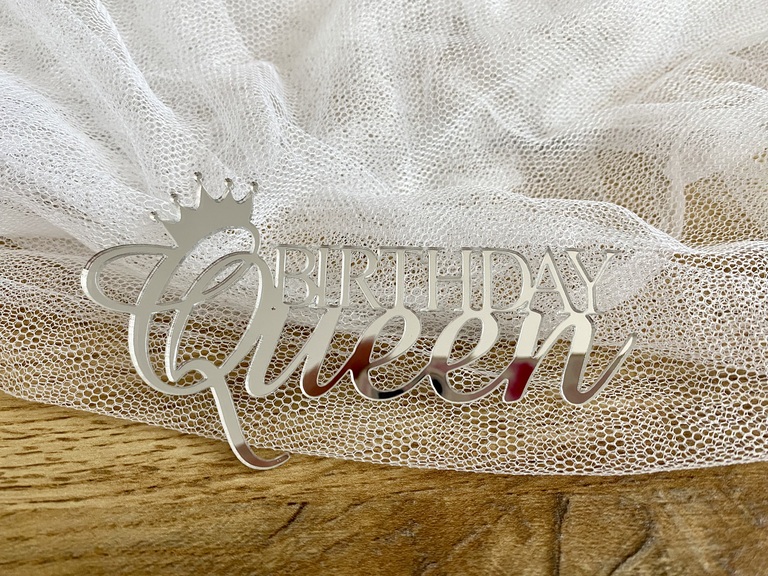 Topper na bok tortu Birthday Queen 11*6 cm plexi srebne (2)