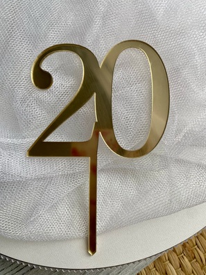 Topper cyfra 20 złote plexi na patyku 